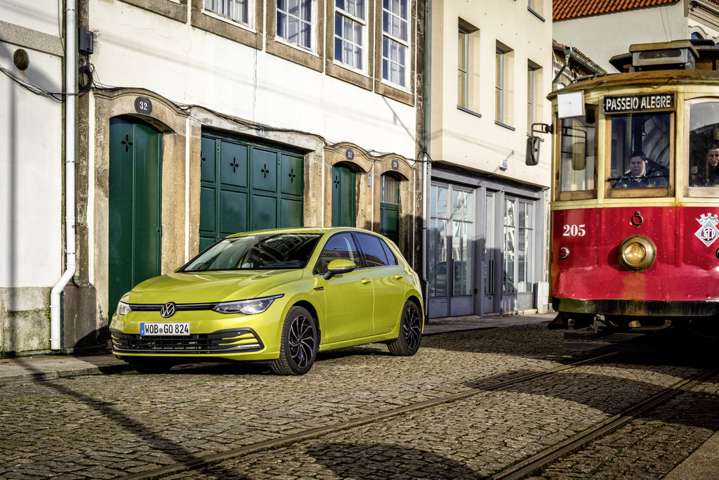 VW Golf dans les rues de Porto - image Volkswagen